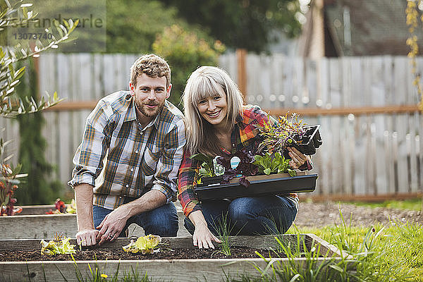 Porträt eines Ehepaares bei der Gartenarbeit im Hinterhof
