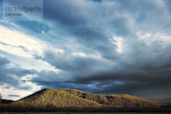 Tiefblick auf die Wolkenlandschaft über dem Berg im Grand-Teton-Nationalpark