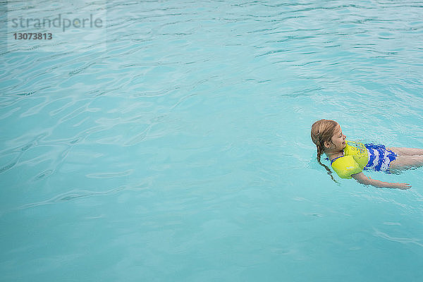 Mädchen schwimmt im Schwimmbad