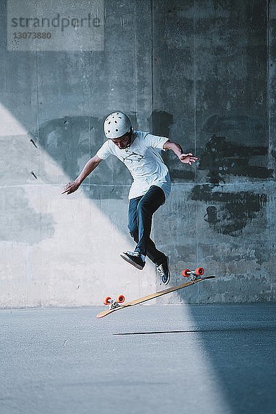 Unbeschwertes Skateboarden auf der Straße