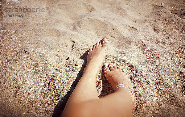 Niedriger Abschnitt einer Frau  die sich im Sommer am Strand auf Sand ausruht