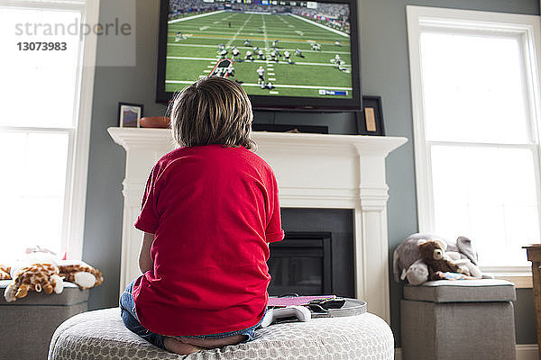 Niedriger Blickwinkel auf einen Jungen  der zu Hause am Fernseher ein Videospiel spielt