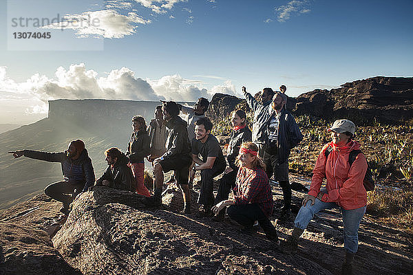 Gruppe fröhlicher Wanderer geniesst am Berg
