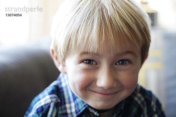 Porträt eines lächelnden Jungen zu Hause