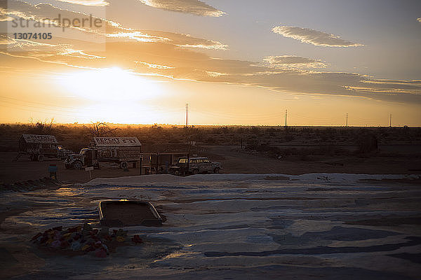 Salvation Mountain in der Wüste von Colorado gegen den Himmel bei Sonnenuntergang