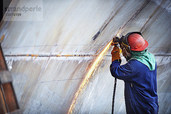 Seitenansicht eines Arbeiterschweißschiffes in der Industrie