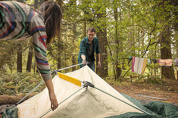 Ehepaar bereitet sich auf Camping im Wald vor