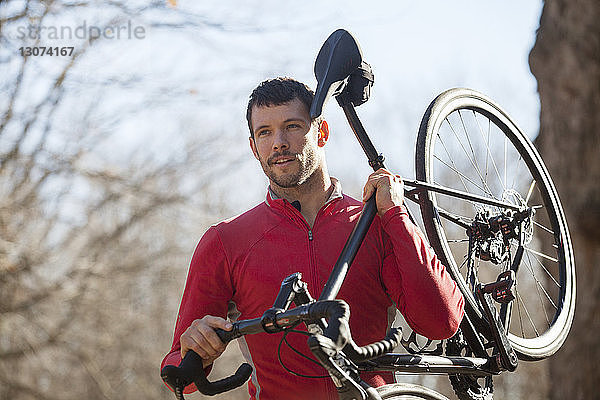 Sportler mit Fahrrad im Wald