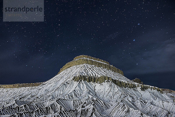 Szenenansicht eines schneebedeckten Berges vor dem nächtlichen Sternenhimmel