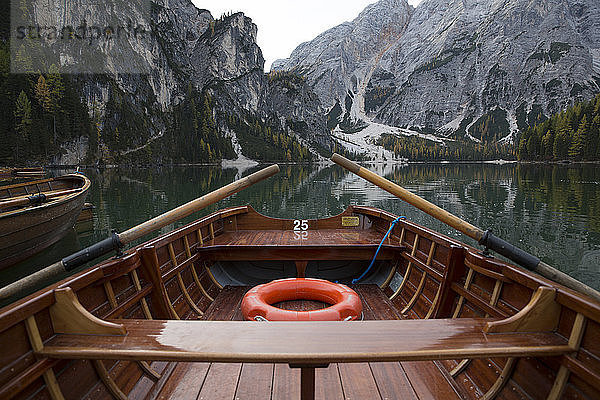Ausschnittsaufnahme eines Bootes  das an einem ruhigen See am Berg festgemacht ist
