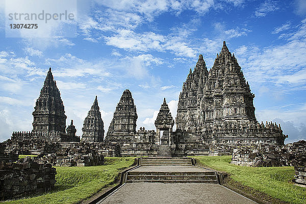 Prambanan-Tempel gegen den Himmel