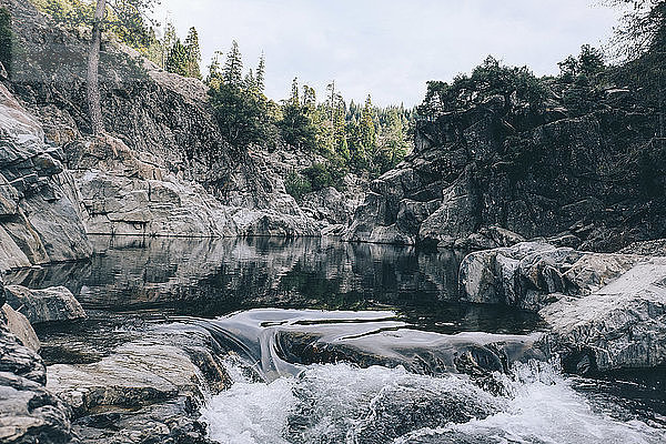 Landschaftliche Ansicht des im Yuba-Fluss fliessenden Wassers im Wald