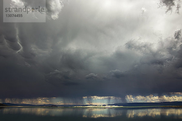 Panoramablick auf den See gegen stürmische Wolken