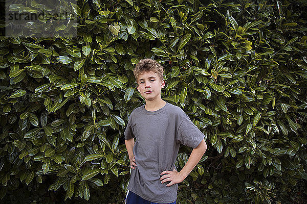 Porträt eines Jungen im Freien
