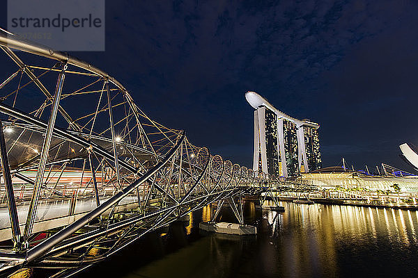 Helix-Brücke über den Singapur-Fluss bei Marina Bay Sands gegen den Nachthimmel