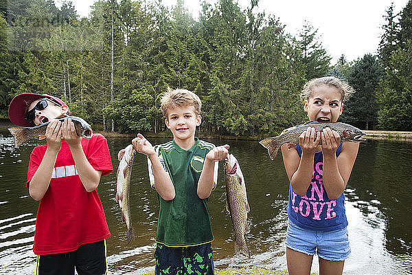 Kinder  die Fische halten
