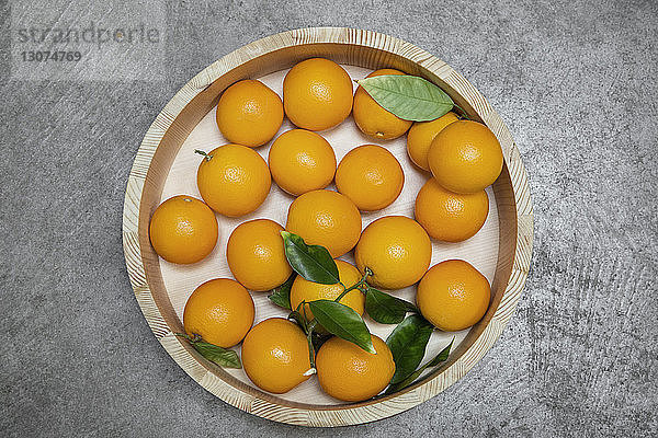 Draufsicht auf Mandarinen in einem Holzbehälter