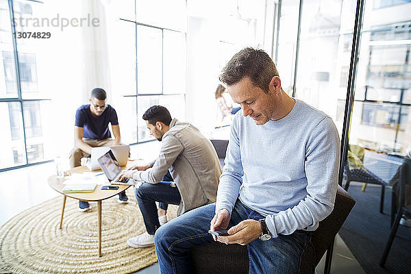 Männliche Kollegen  die im Büroraum arbeiten