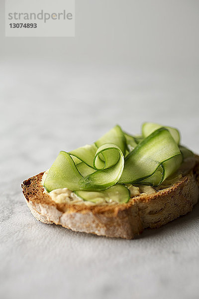 Nahaufnahme von geröstetem Brot mit Zucchini auf dem Tisch