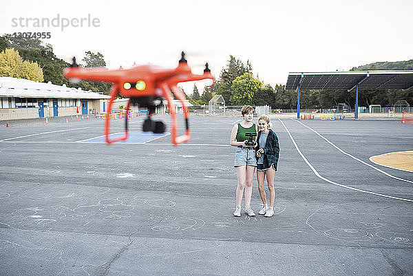 Teenager-Freunde fliegen Quadcopter im Park