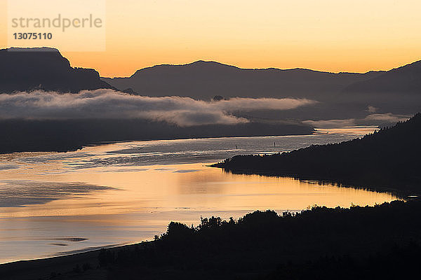 Idyllischer Blick auf den Columbia River bei Sonnenuntergang