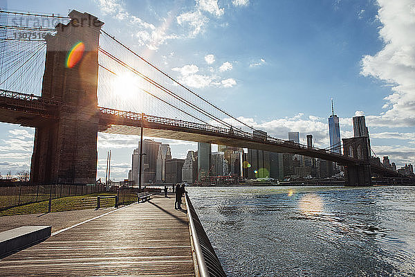 Brooklyn-Brücke und Skyline gegen den Himmel