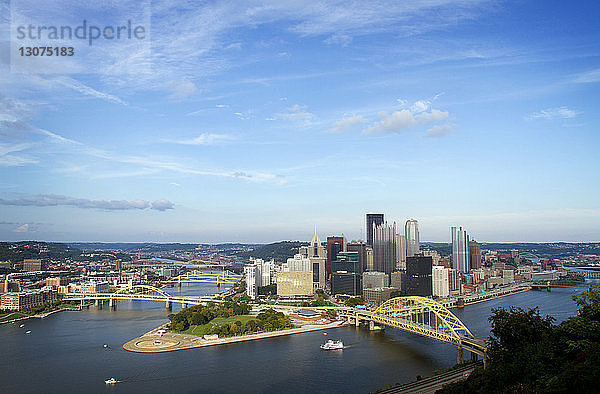 Hochwinkelansicht der Brücken über den Fluss in der Stadt Pittsburgh vor blauem Himmel