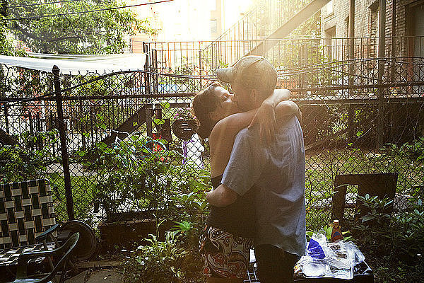 Zärtliches Paar  das sich im Hof küsst  während es im Hof steht