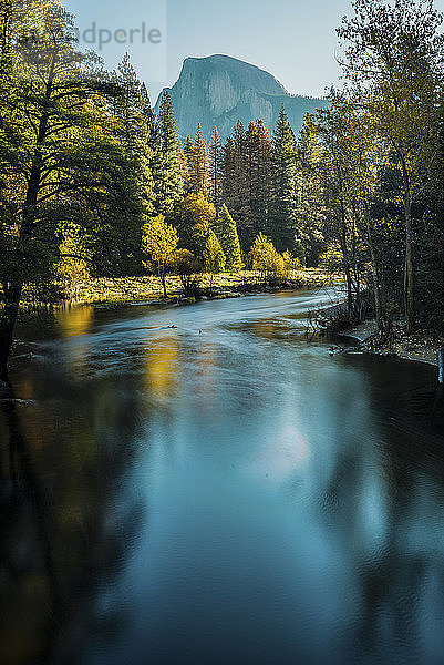 Landschaftliche Ansicht des Flusses im Yosemite National Park