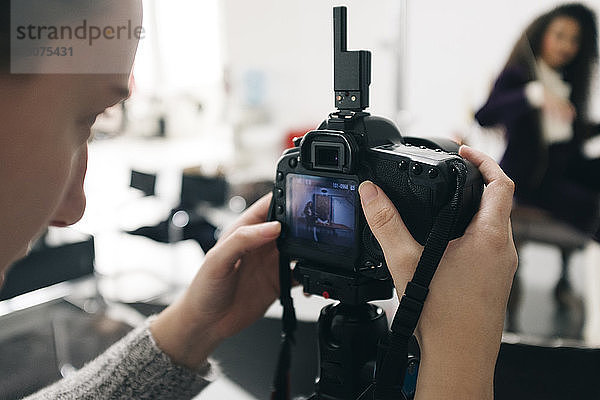 Frau fotografiert im Studio