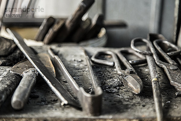 Nahaufnahme der Arbeitswerkzeuge in der Glasfabrik