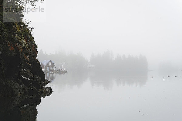 Panoramablick auf ruhigen See bei nebligem Wetter