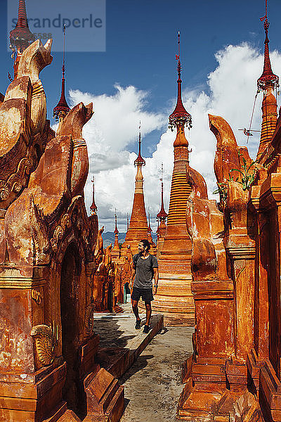 An Stupas vorbeigehender Mann in der Shwe-Indein-Pagode