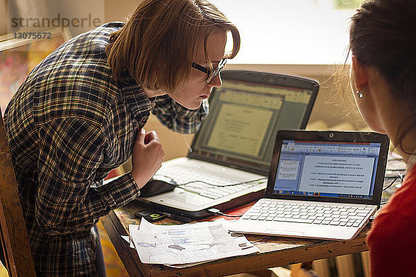 Geschäftsfrauen mit Laptop-Computern im Büro