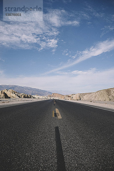 Leere Straße gegen den Himmel während eines sonnigen Tages im Death Valley National Park