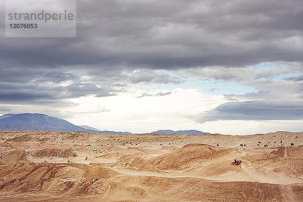 Fernsicht auf Motorradfahrer in der Wüste