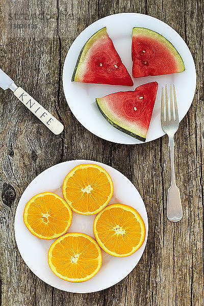 Draufsicht auf Orange und Wassermelone  serviert in Teller auf Holztisch