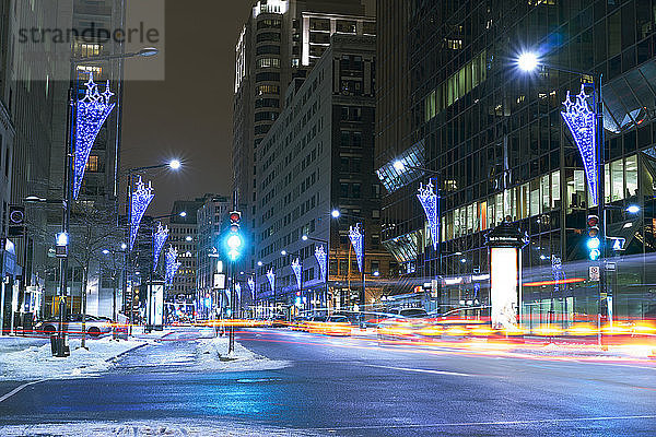 Beleuchtete Stadtstraße und Gebäude in Montreal bei Nacht