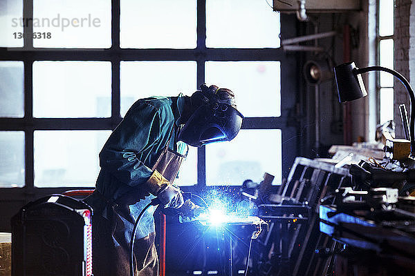 Arbeiterschweißen in der Werkstatt