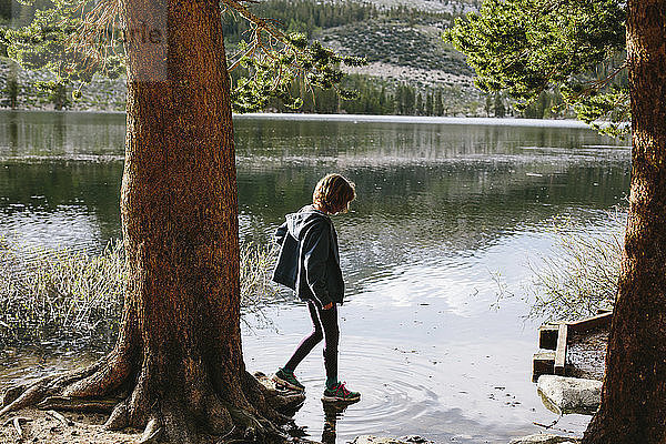 Seitenansicht eines im See stehenden Mädchens im Inyo National Forest
