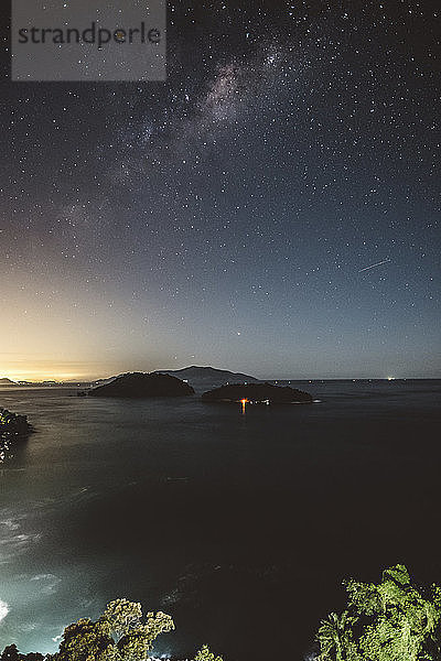 Szenische Ansicht des Meeres gegen das Sternenfeld bei Nacht