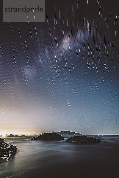 Szenische Ansicht des Meeres gegen Sternenspuren bei Nacht