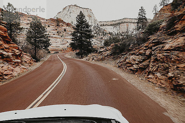 Ausschnitt eines Autos auf der Straße inmitten von Felsformationen im Zion-Nationalpark