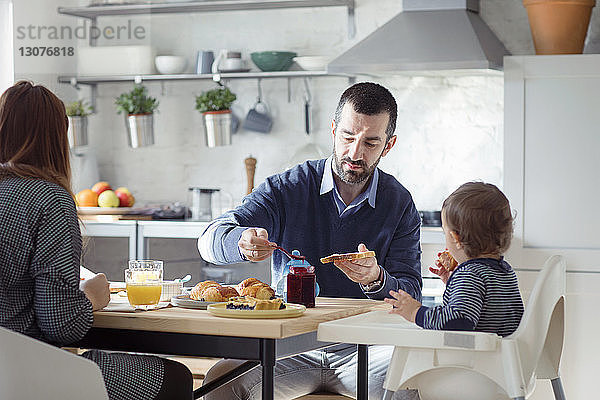 Familie frühstückt zu Hause in der Küche