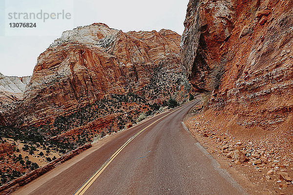 Bergstraße auf einer Felsformation im Zion-Nationalpark