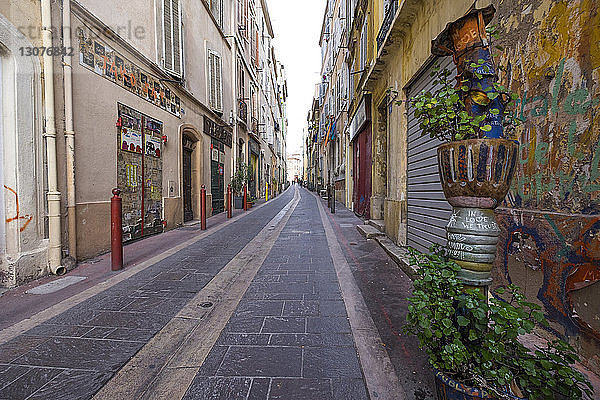 Gasse inmitten von Gebäuden in der Stadt