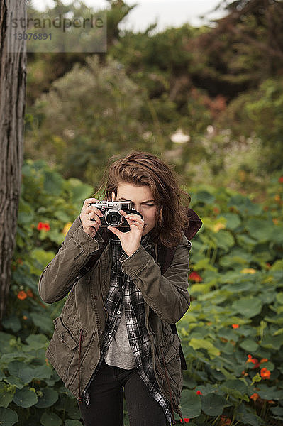 Schöner Wanderer fotografiert durch eine altmodische Kamera im Wald