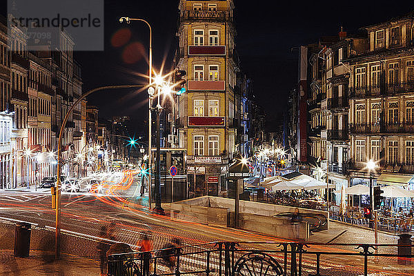 Lichtspuren auf nächtlichen Straßen der Stadt