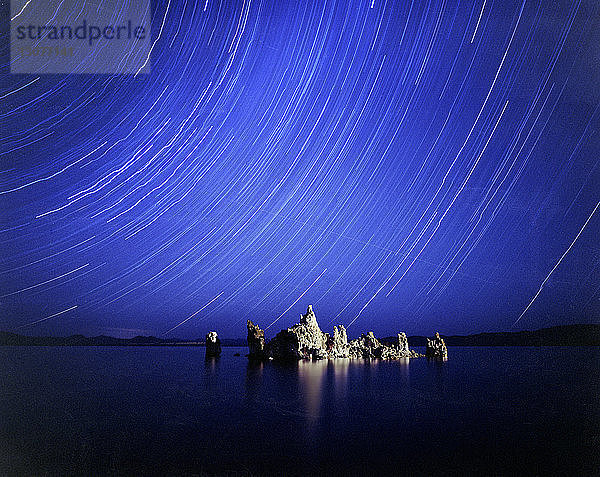 Landschaftliche Ansicht von Felsformationen im Mono-See gegen Sternenspuren bei Nacht