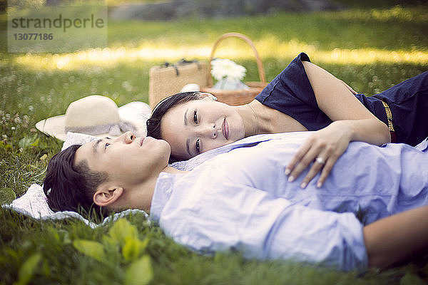 Paar entspannt sich auf dem Feld im Park